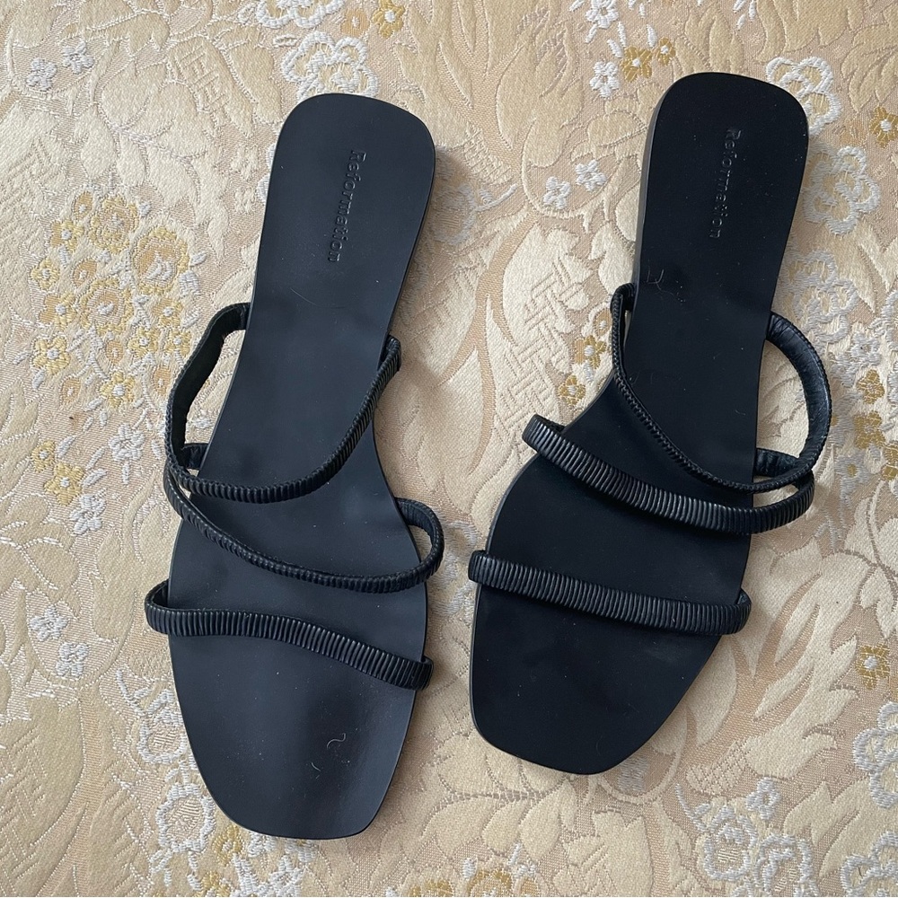 Gently pre-owned Reformation sandals black strappy square toe 7 runs narrow
